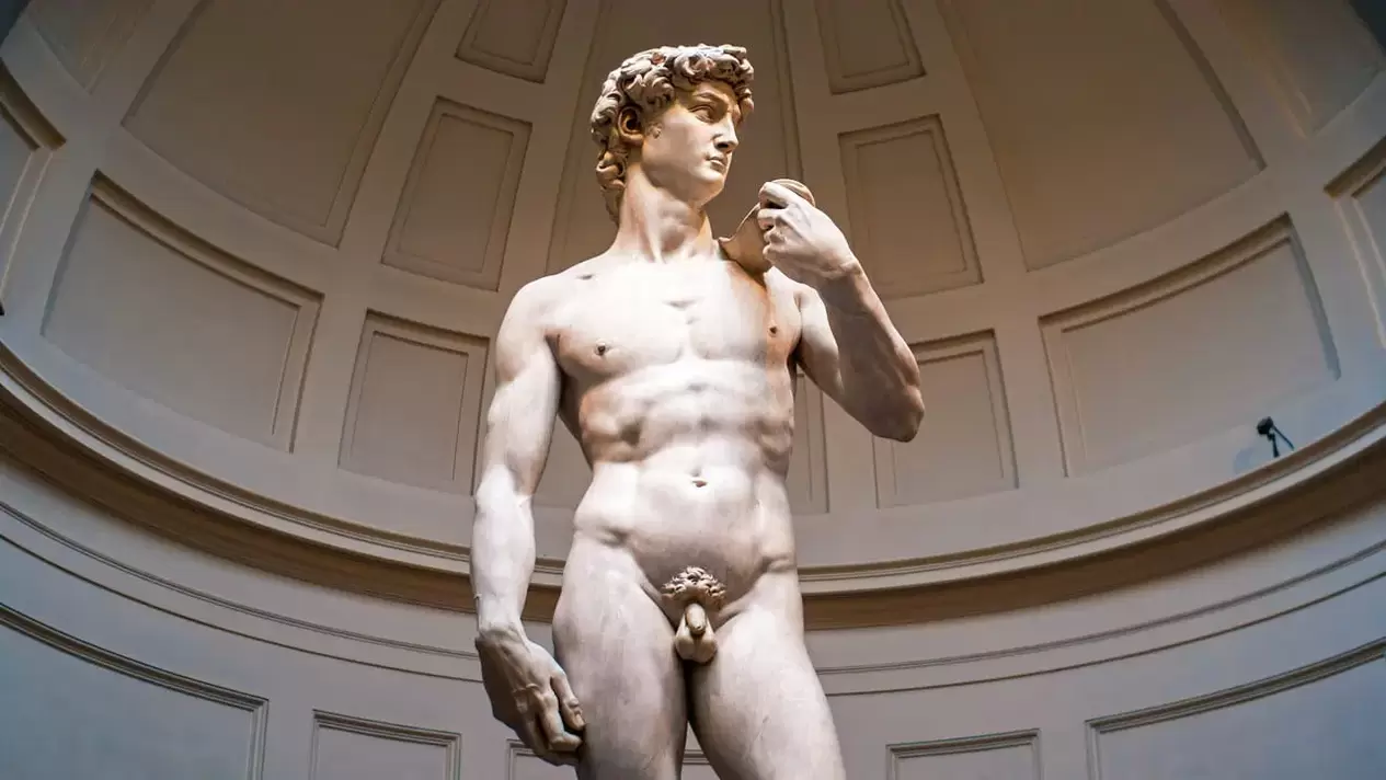 vīrieša skulptūra ar skaistu dzimumlocekli